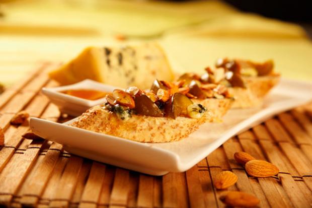 receta Bruschetta de queso azul, brevas y almendras