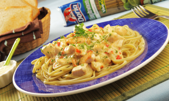 Spaghetti de espinaca doria y guiso con pollo