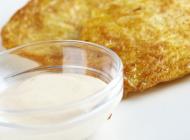 Latkes con mayonesa picante