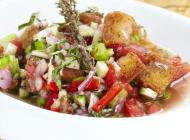 Panzanella con aderezo de tomillo