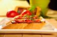 Bruschetta con tomate, queso tilsi... (RECETA)