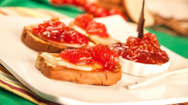 Tostaditas de manchego con mermelada de tomate