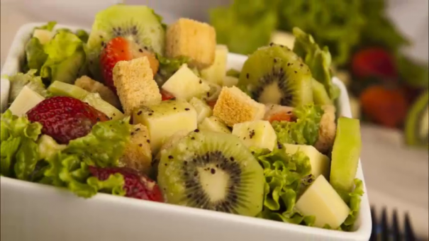 Ensalada con mozarella aplina y vinagreta de kiwi.