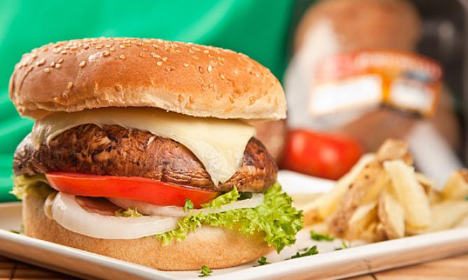 Hamburguesa de portobello setas de cuivá y papas rústicas 