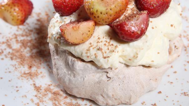 Pavlova de chocolate y fresas