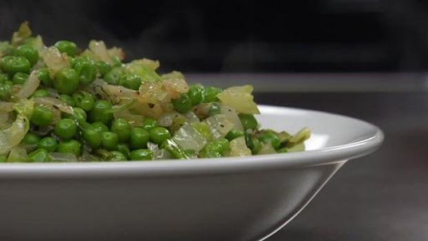 receta Salteado de arvejas con lechuga romana y menta