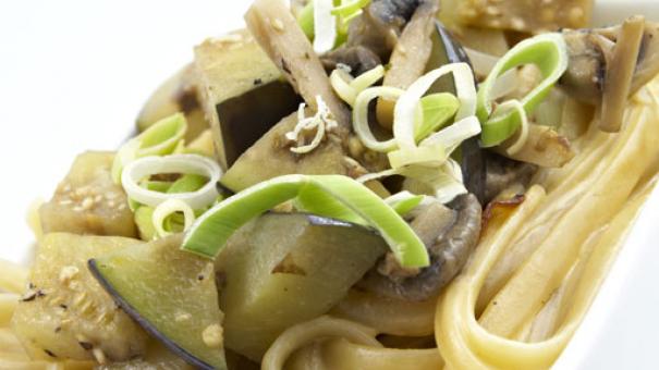 Tagliatelle en salsa cuatro quesos, champiñones y berenjenas.